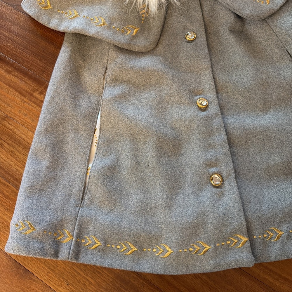 Disney Frozen Girls' Grey Elsa/Anna Cape Coat 5/6 White Faux Fur Collar Buttons - Picture 2 of 6